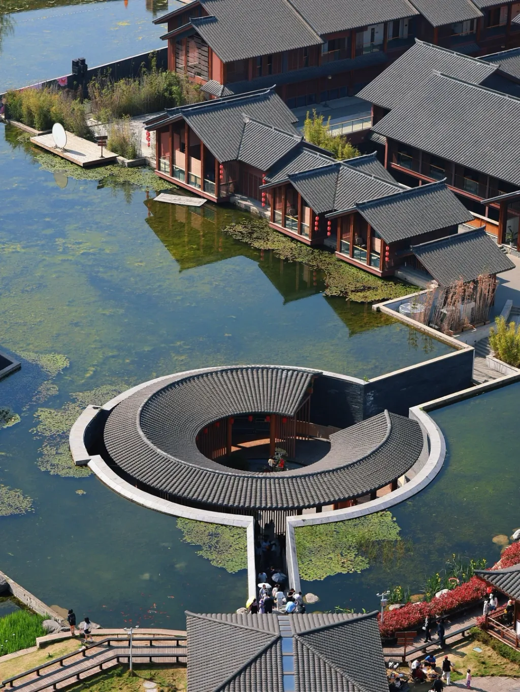 Longxing Water Street en Pengzhou con agua y edificios de estilo Song