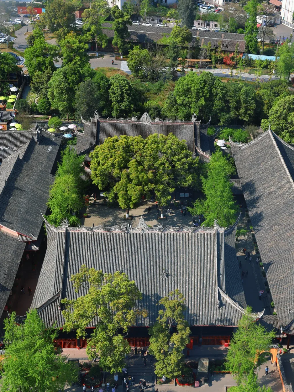 Edifici e cortile di Longxing Temple a Pengzhou