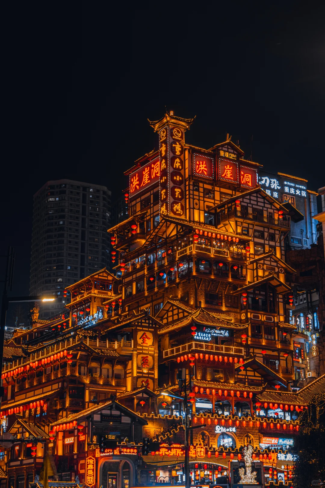 A Guide to the Night Views of Hongyadong: Experience the Magic of the Mountain City