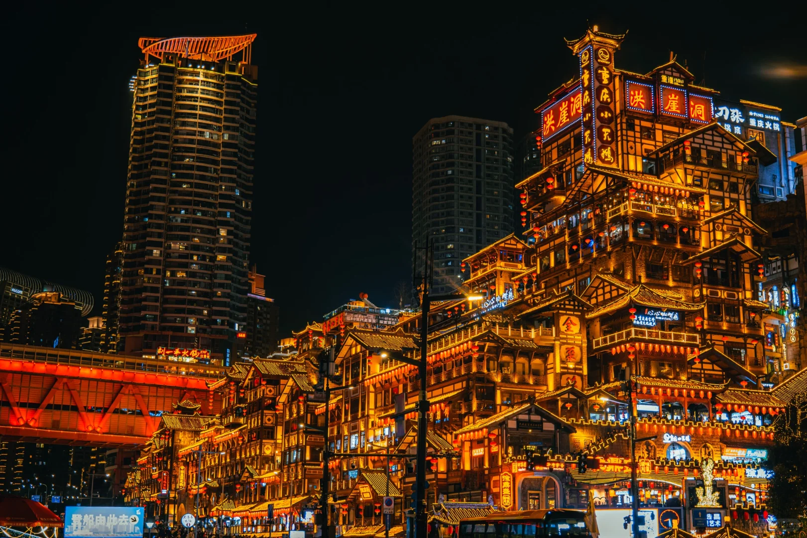 A Guide to the Night Views of Hongyadong: Experience the Magic of the Mountain City